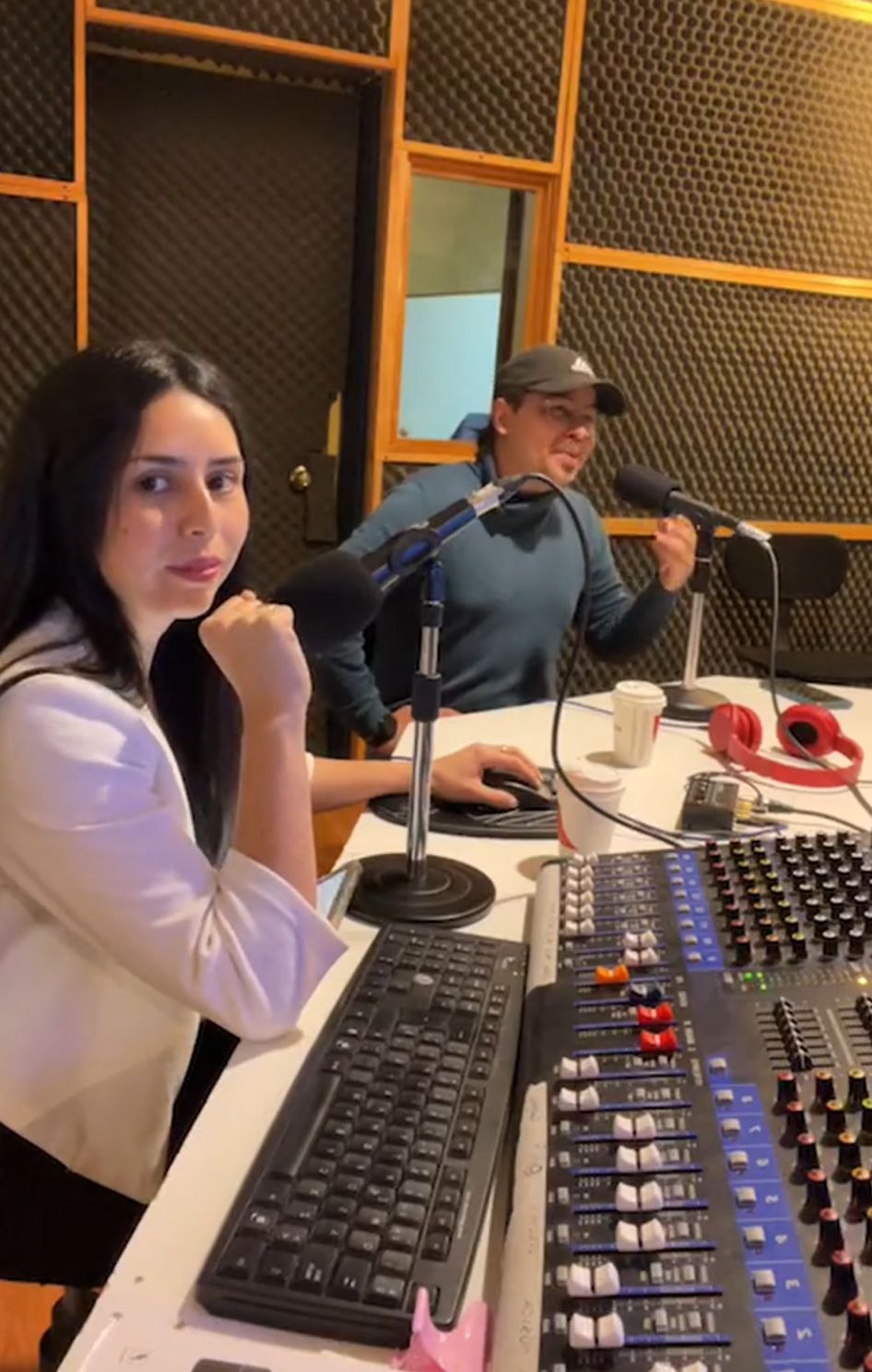 Ximena Bonilla en estudio de radio con consola de locución